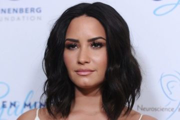 Demi Lovato CLAPS BACK at Fan who Details HORRIBLE Meet & Greet Experience