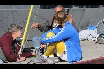 EXCLUSIVE! – Justin Bieber Speaks to Homeless People on the Street, brings them Water
