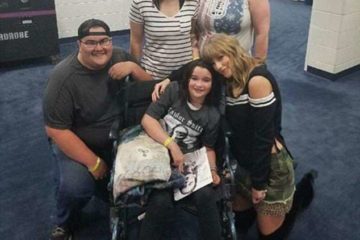 Taylor Swift poses with 10 year old fan who suffered seizure