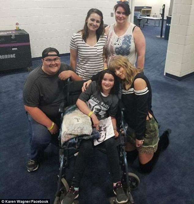 Taylor Swift poses with 10 year old fan who suffered seizure