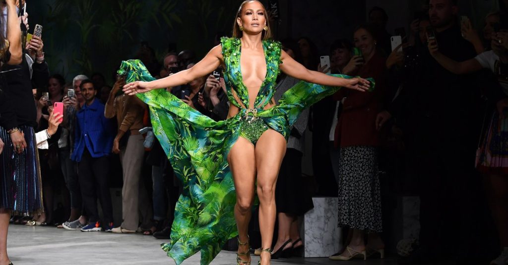 Jennifer Lopez catwalking with her Versace Grammy Dress Jennifer Lopez catwalking with her Versace Grammy Dress